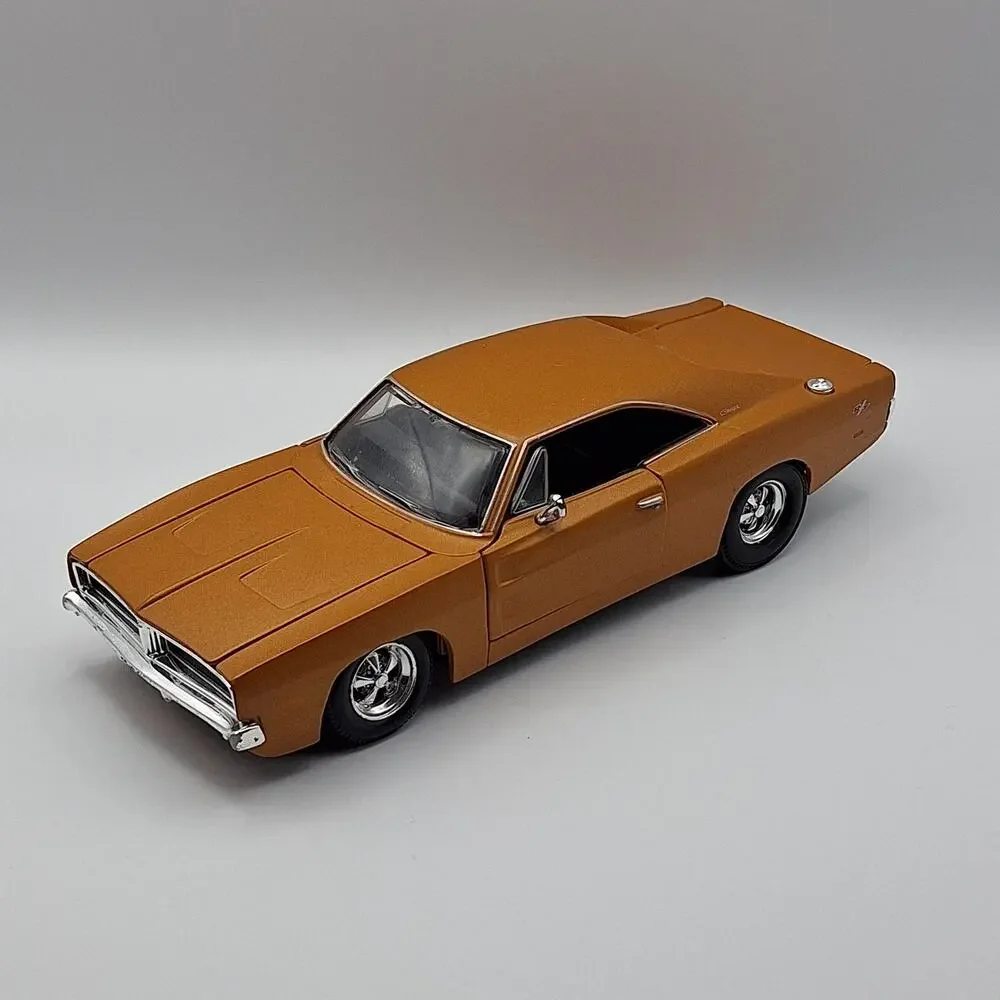 Maisto 1969 Dodge Charger R/T 1/25 Scale Diecast Model Car Metallic Orange